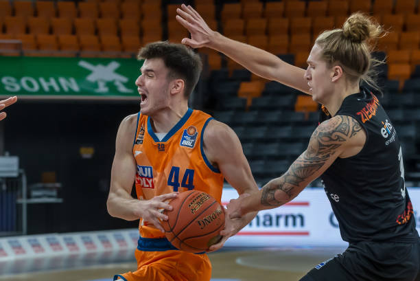 与当地社区 与当地社区